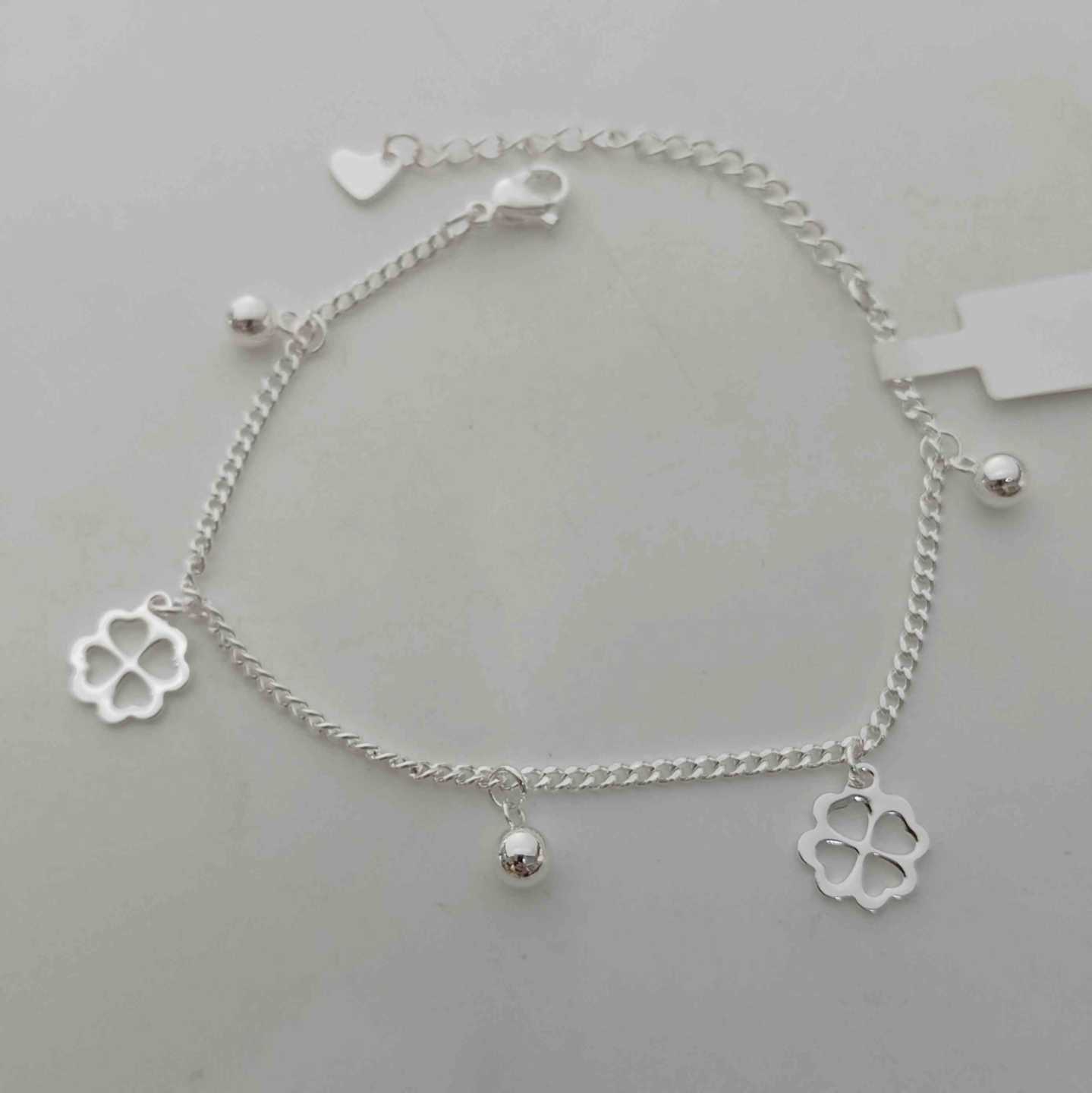 Pulsera Plateado Colgante 3 Pelotitas y 2 Trebol