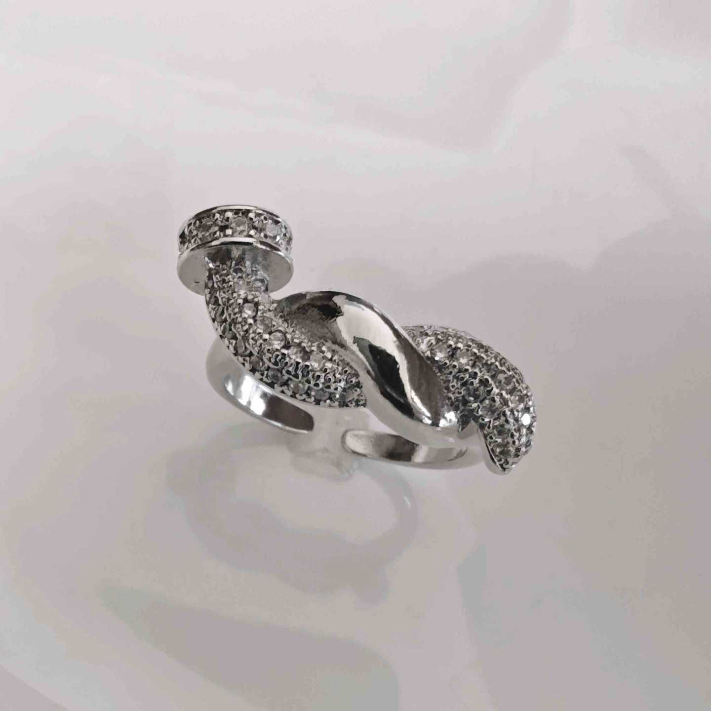 Anillo Bañado en Plata Clavo Torcido Circones