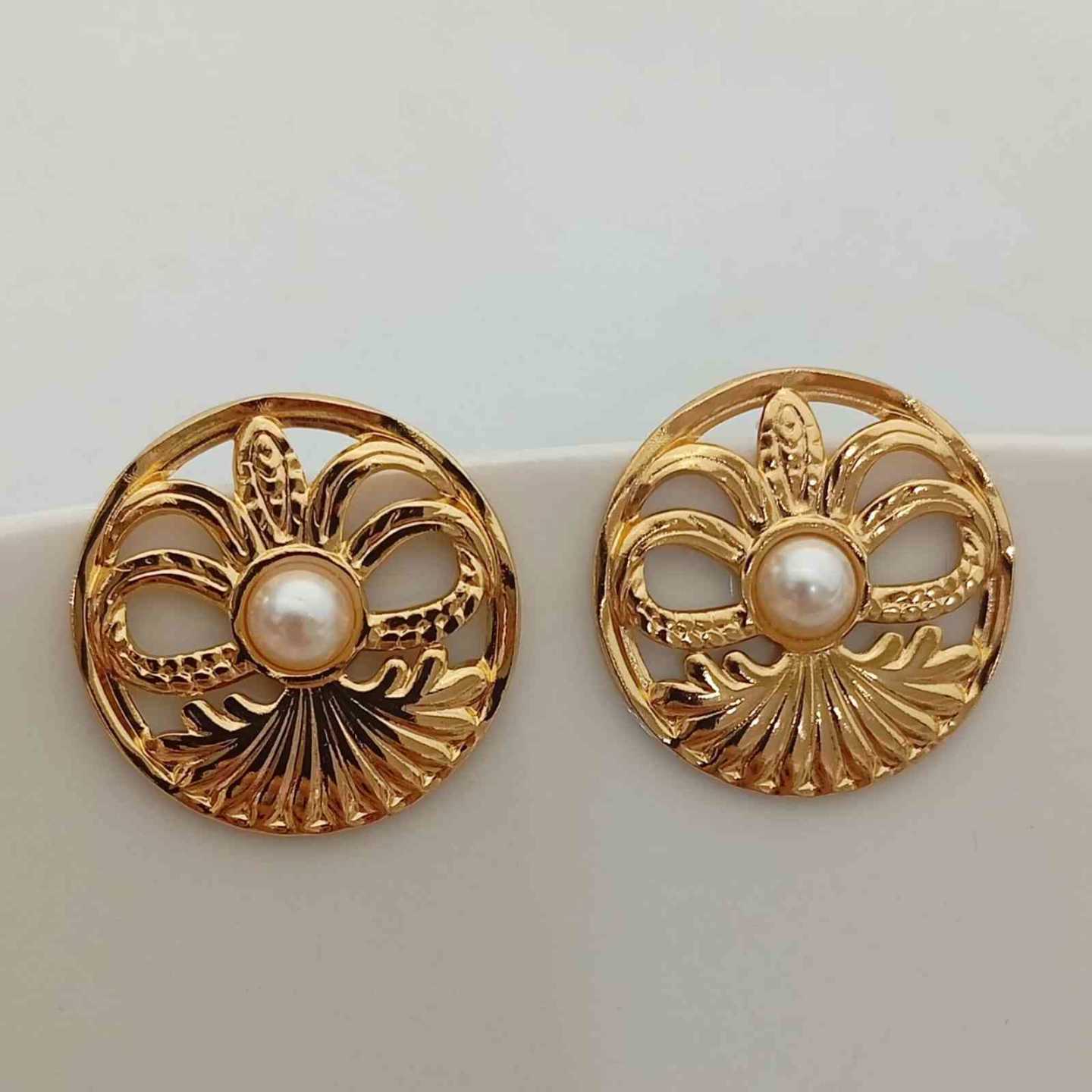 Aro de Acero QuirúrgicoDorado Cordo Perla Sobre Flor Redondo Grande