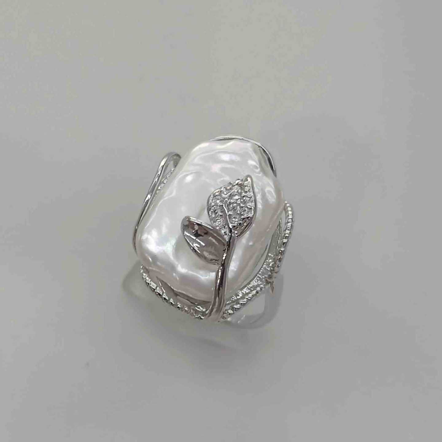 Anillo Cóctel Bañado en Oro 18k Perla de Río Barroca con Hoja de Circones