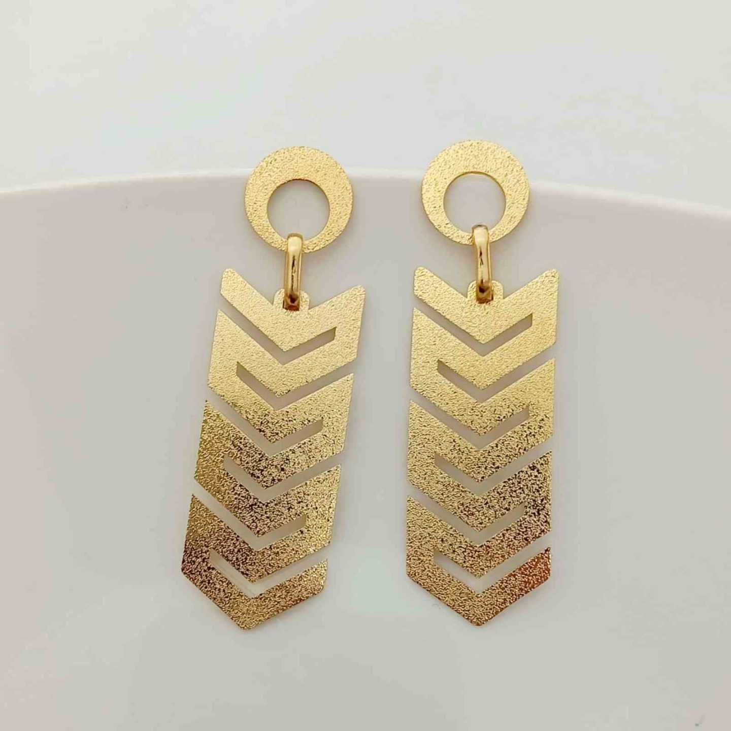 Aro de Acero Quirúrgico Dorado Flecha Satinado