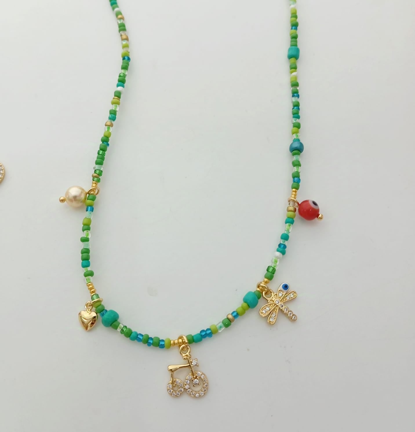 Collar Mostacilla Colores Colgante 5 Dijes Bañado en Oro