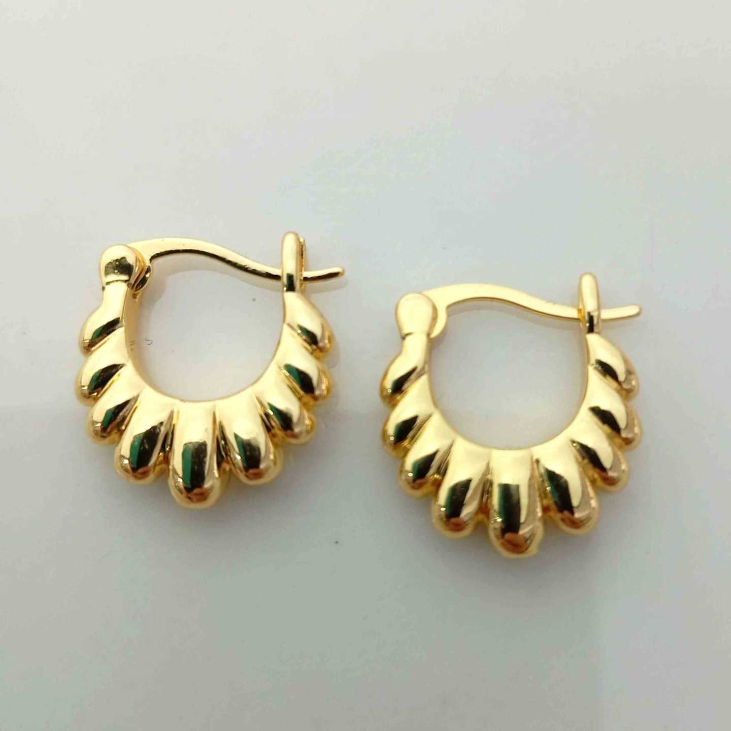 Aro Bañado en Oro Argolla Forma Ondulada 15 mm
