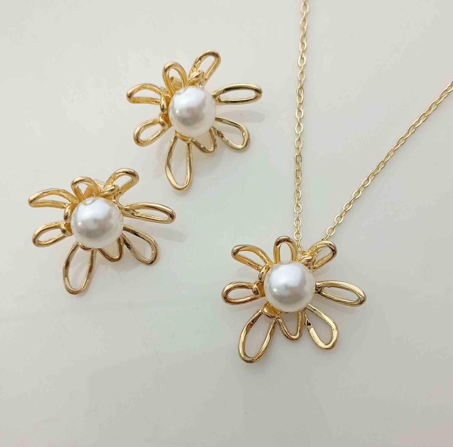 Conjuntos Dorado Perla en Flor Hueco