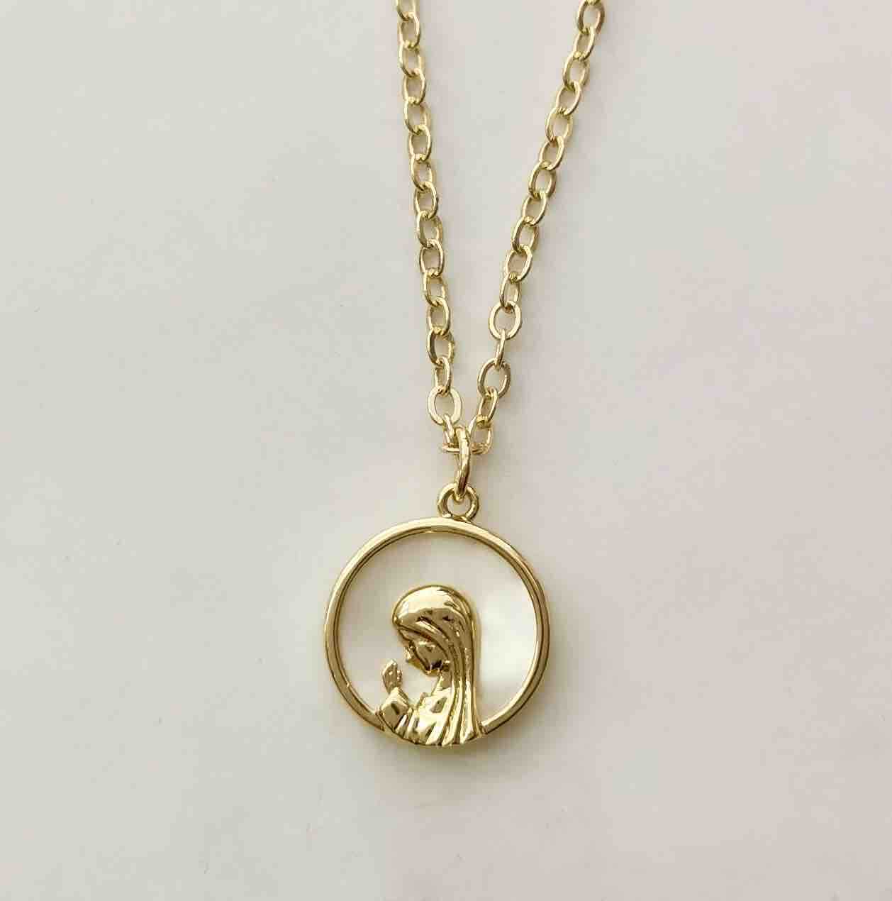 Collar Bañado Oro Colgante Virgen Rayo en Nacar