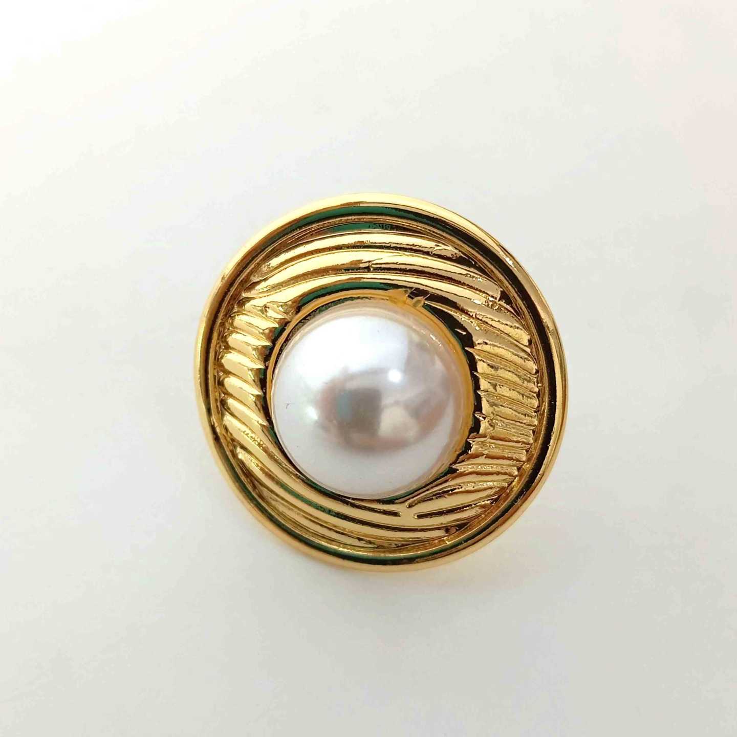 Anillo Bañado en Oro Perla Sobre Redondo Grande Ajustable