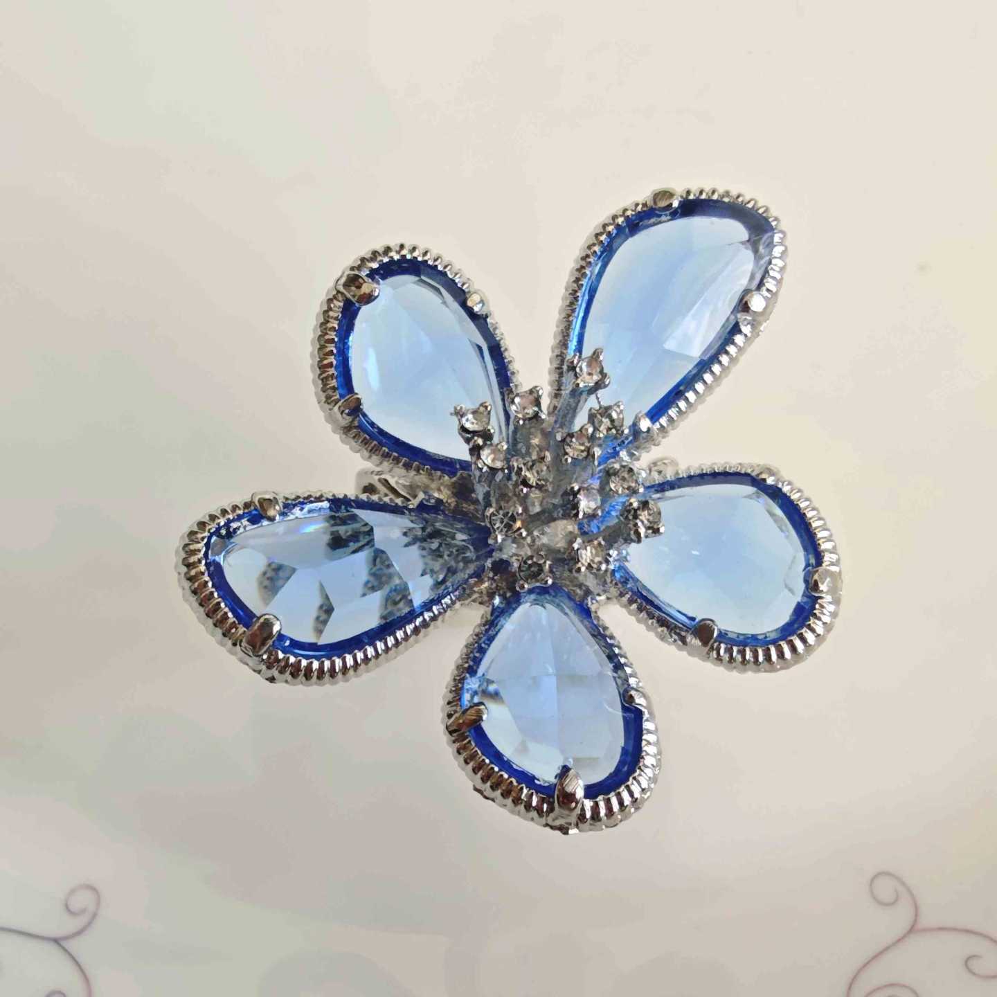 Anillo Fantacia Bañado en Plata Flor Cristal Gris Grande Ajustable