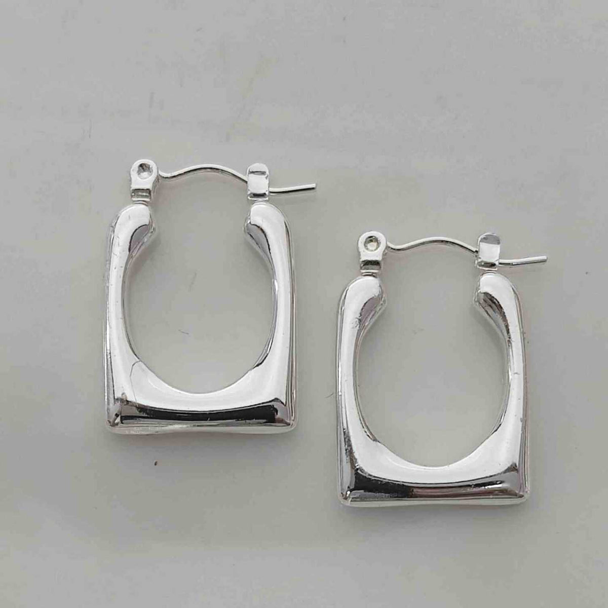 Aros Argolla Rectangular Lisa Plateada Espejo Acero Inoxidable Estribo Buckle Minimalista Clean Girl Statement 24x17mm