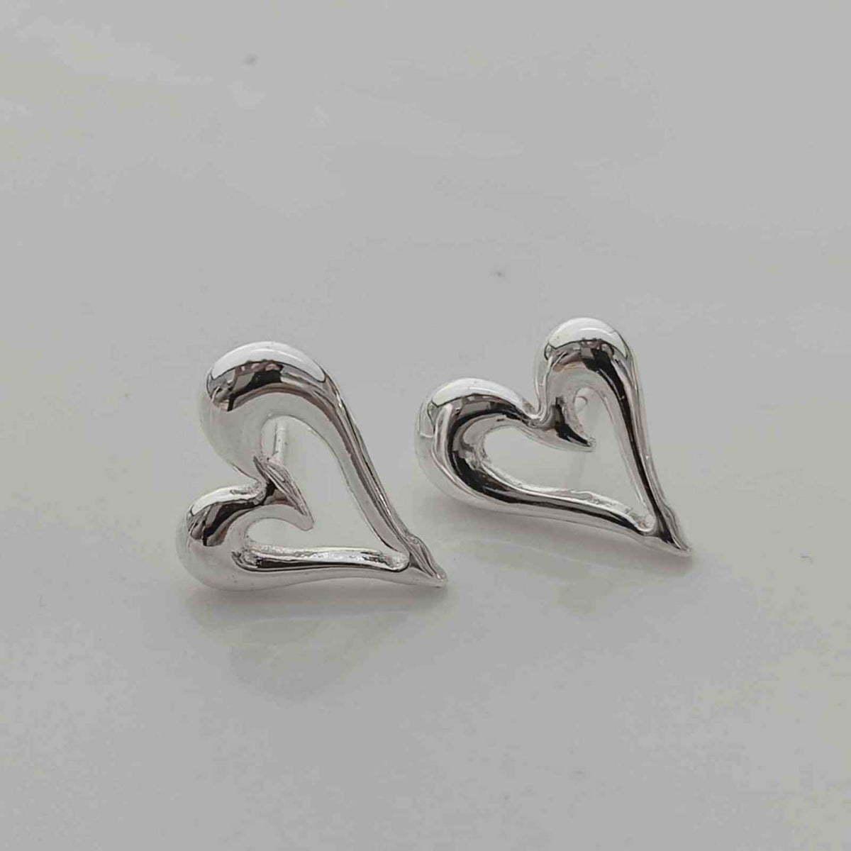 Aros Tope Corazón Abierto Calado Asimétrico Plateado Espejo Acero Inoxidable Tubular Artístico Romántico 15mm