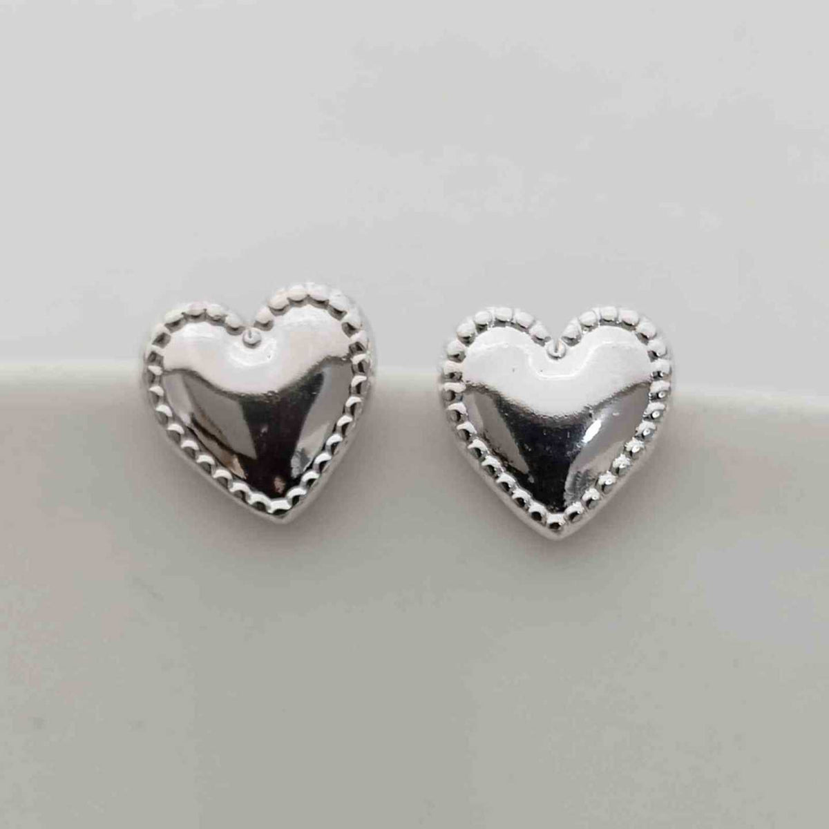 Aros Tope Corazón Pequeño Plateado Espejo Acero Inoxidable Volumétrico Borde Milgrain Bolitas Romántico 12mm