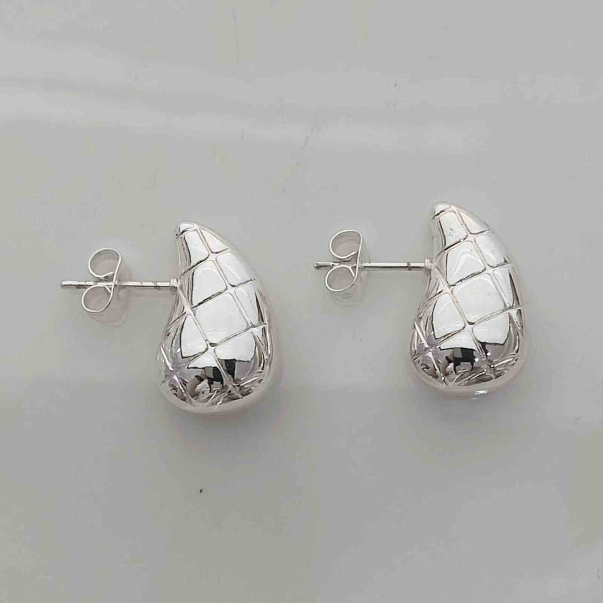 Aros Tope Gota Volumétrica Plateada Acero Inoxidable Patrón Cuadros Relieve Facetado Hueco 13mm Tendencia