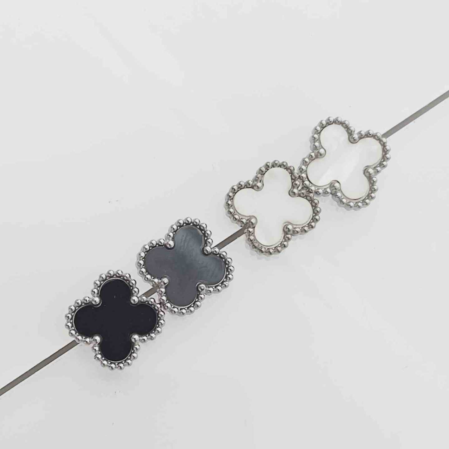 Aros Tope Trébol Cuatro Hojas Plateado con Nácar Blanco o Negro Marco Milgrain