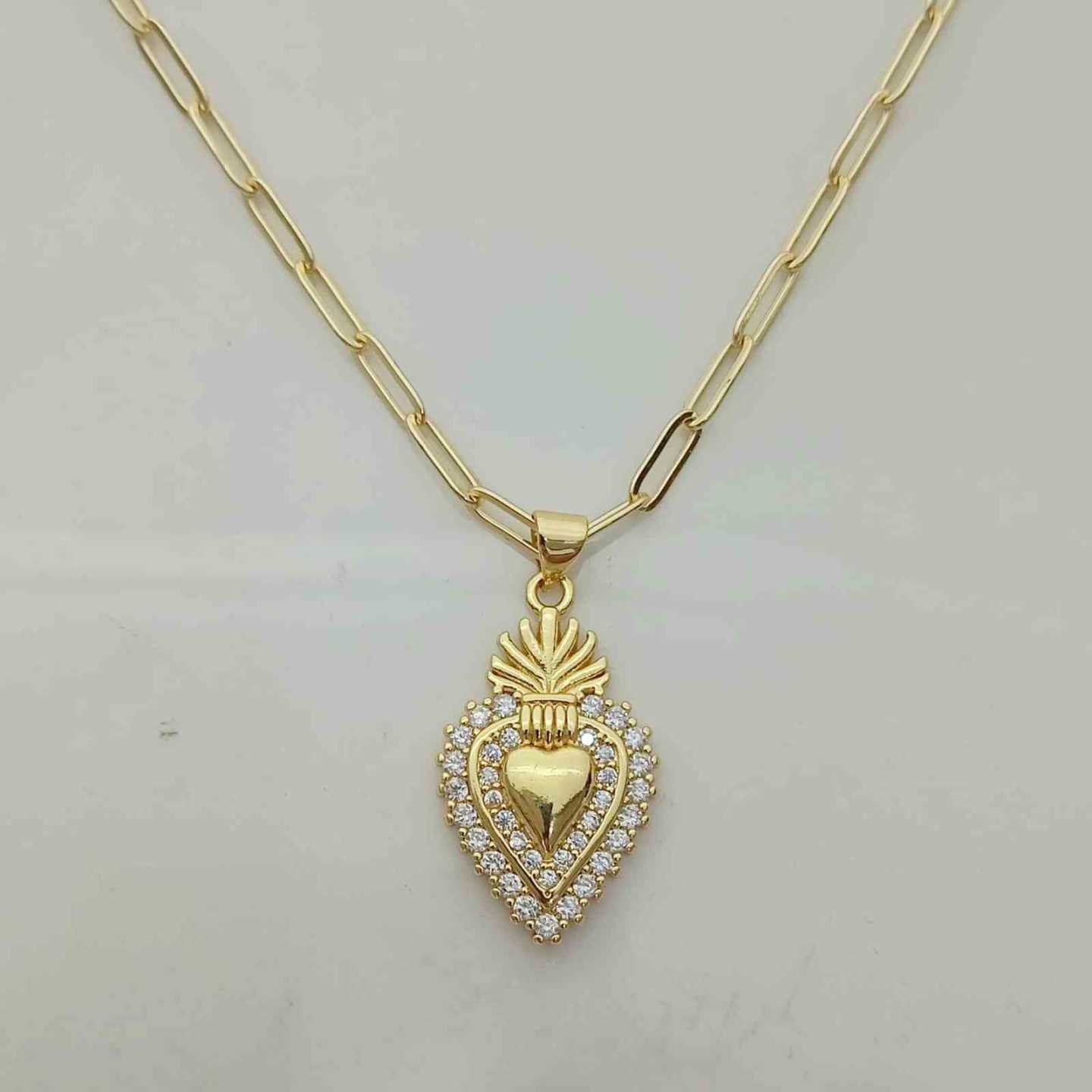 Collar Bañado en Oro 18k Sagrado Corazón con Pavé de Circones Cadena Paperclip