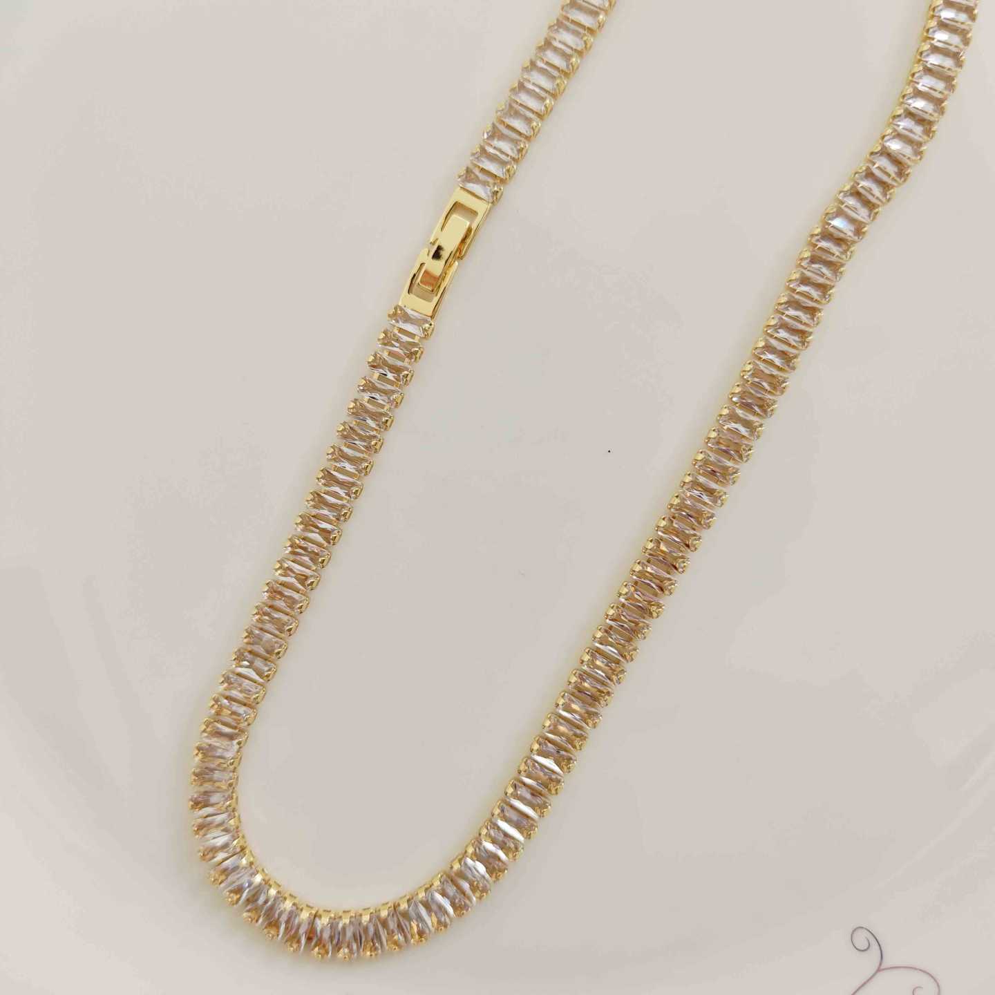 Collar Tennis Bañado en Oro 18k Circones Baguette Rectangulares Fila Continua