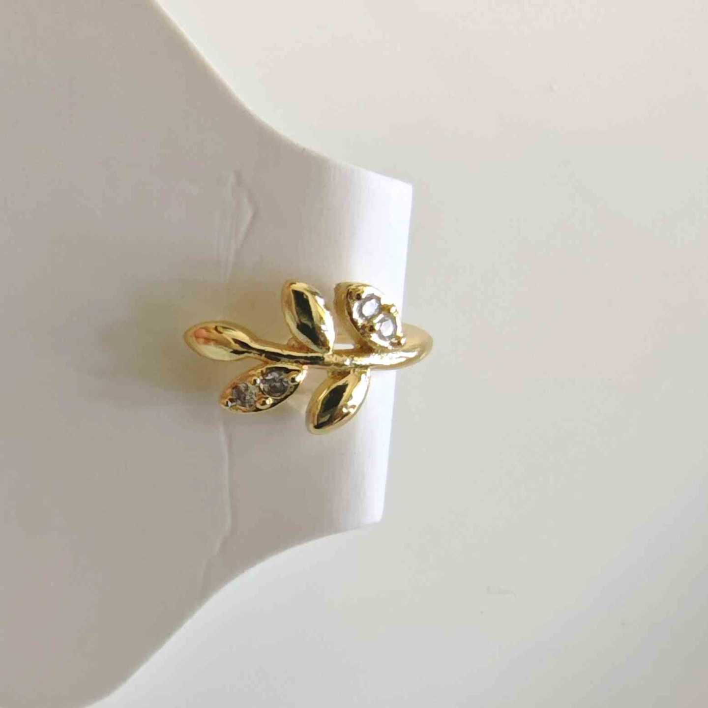 Ear Cuff Bañado en Oro 18k Diseño Rama con Hojas y Circones
