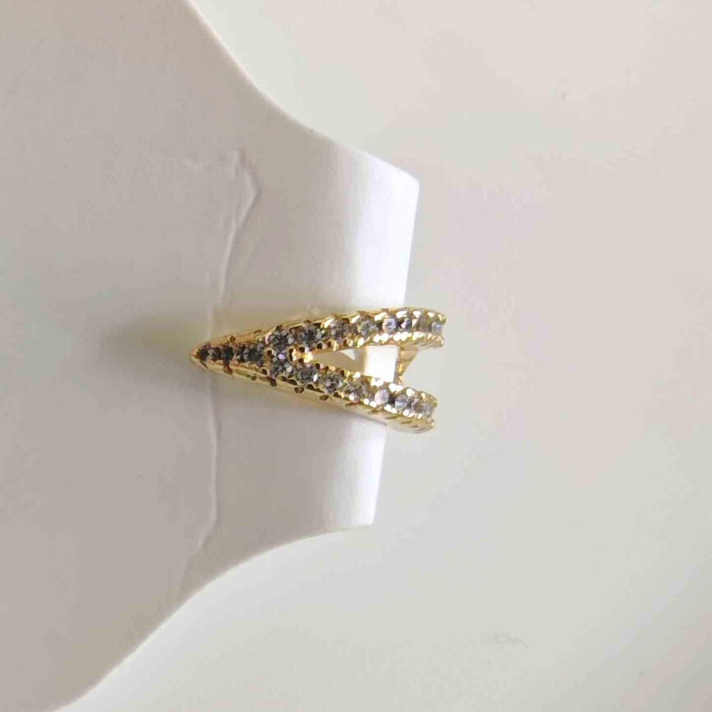 Ear Cuff Bañado en Oro 18k Forma de V con Circones Pavé