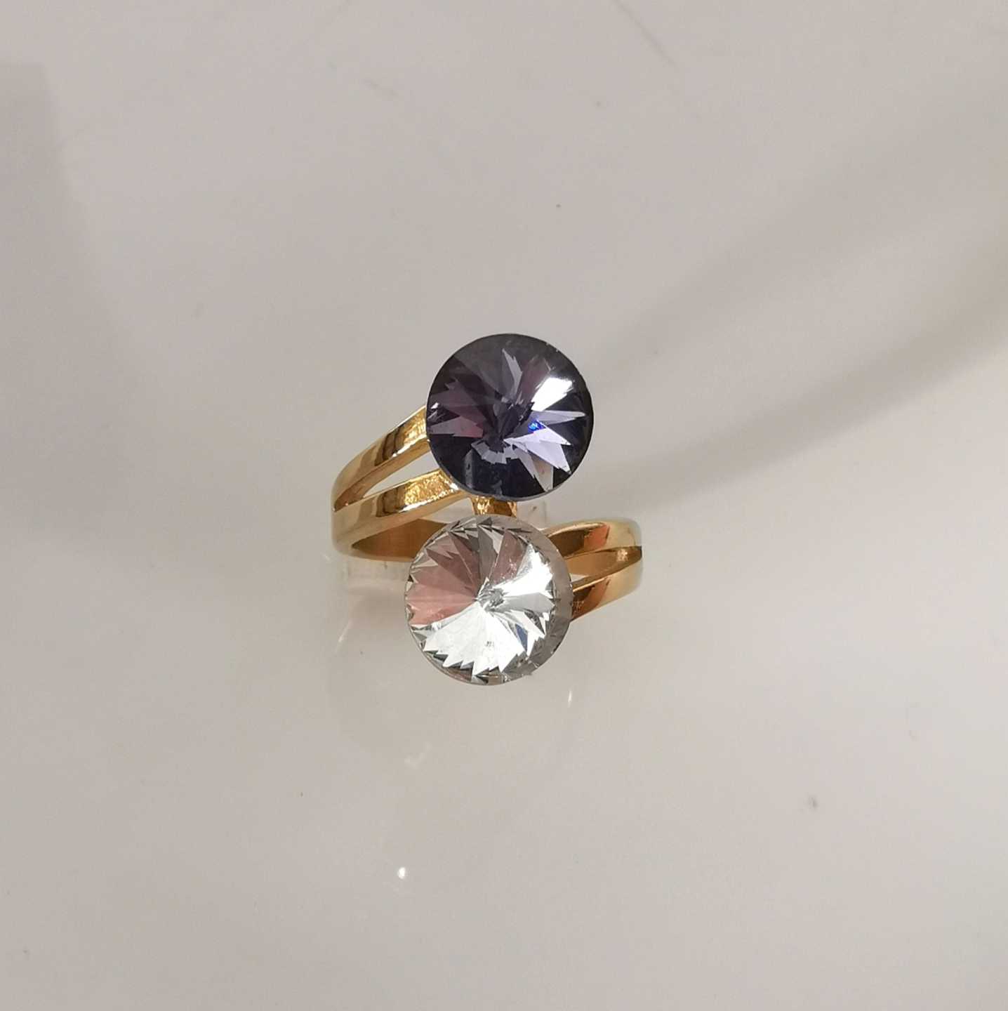 Anillo Acero inoxidable Dorado 2 Cristales Redondo Blanco y Lila