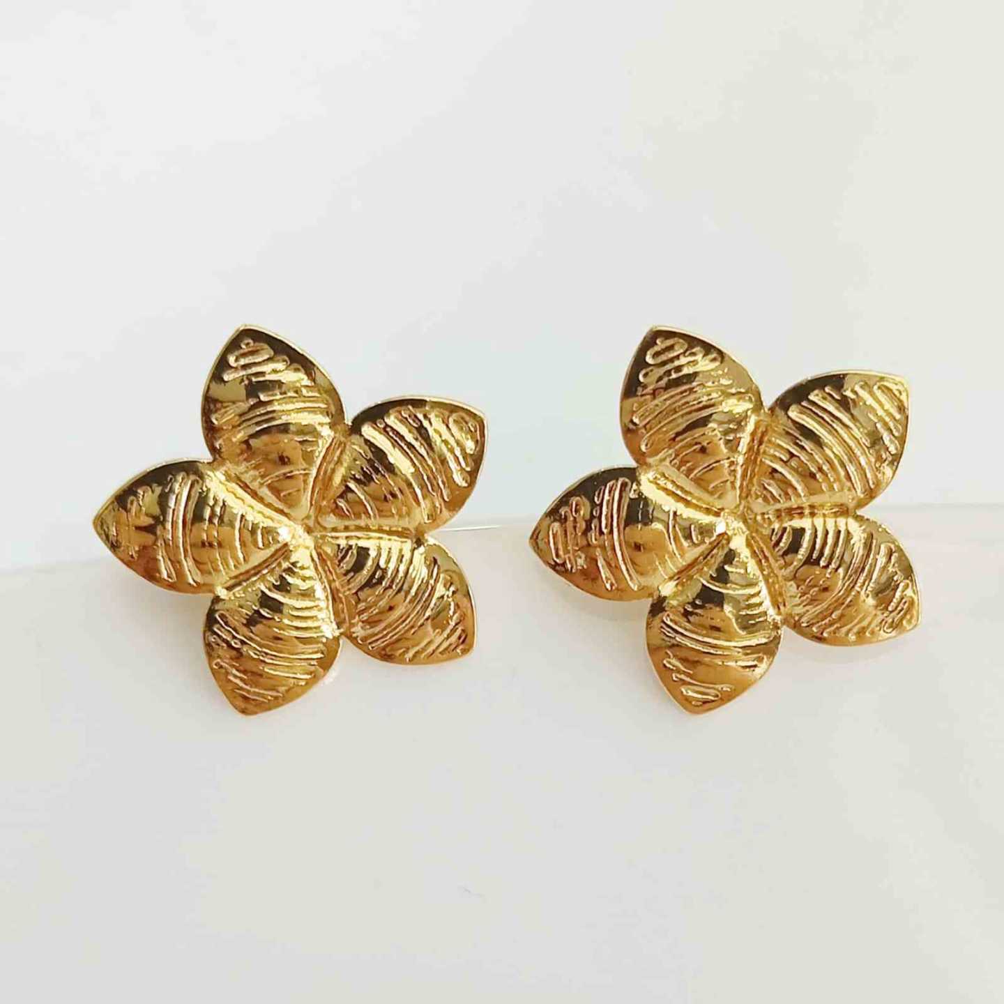 Aro de Acero Dorado Flor 20mm