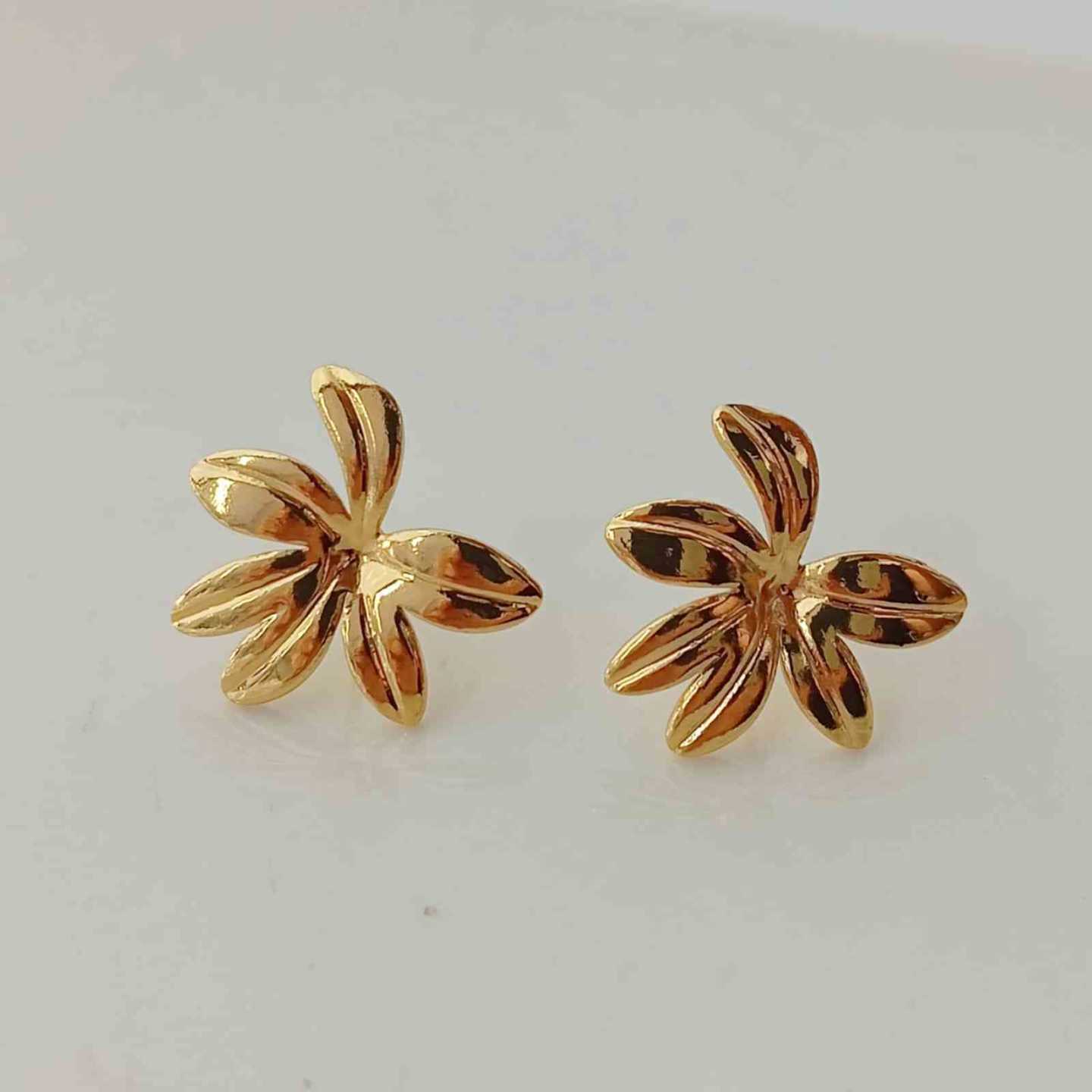 Aro de Acero Quirúrgico Dorado Flor Medio