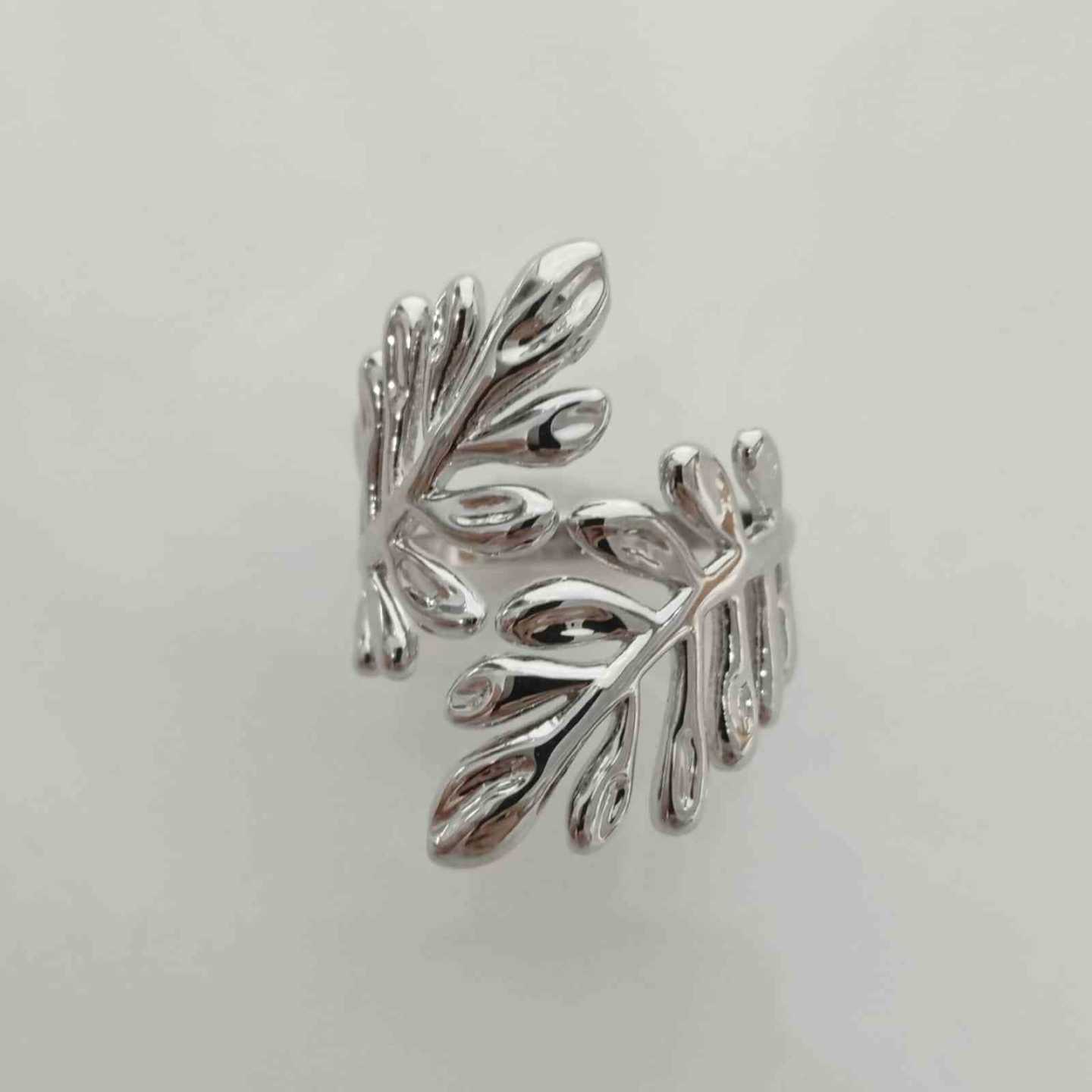 Anillo Bañado en Plata Hojas Ajustable