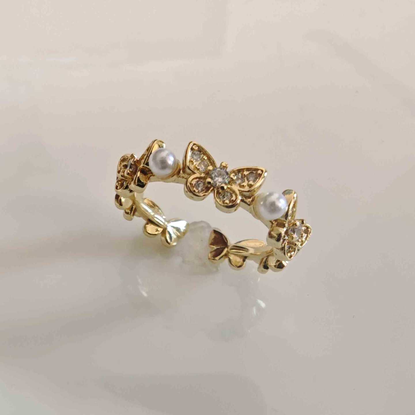 Anillo Bañado en Oro Mariposa Circones y Perla Ajustable