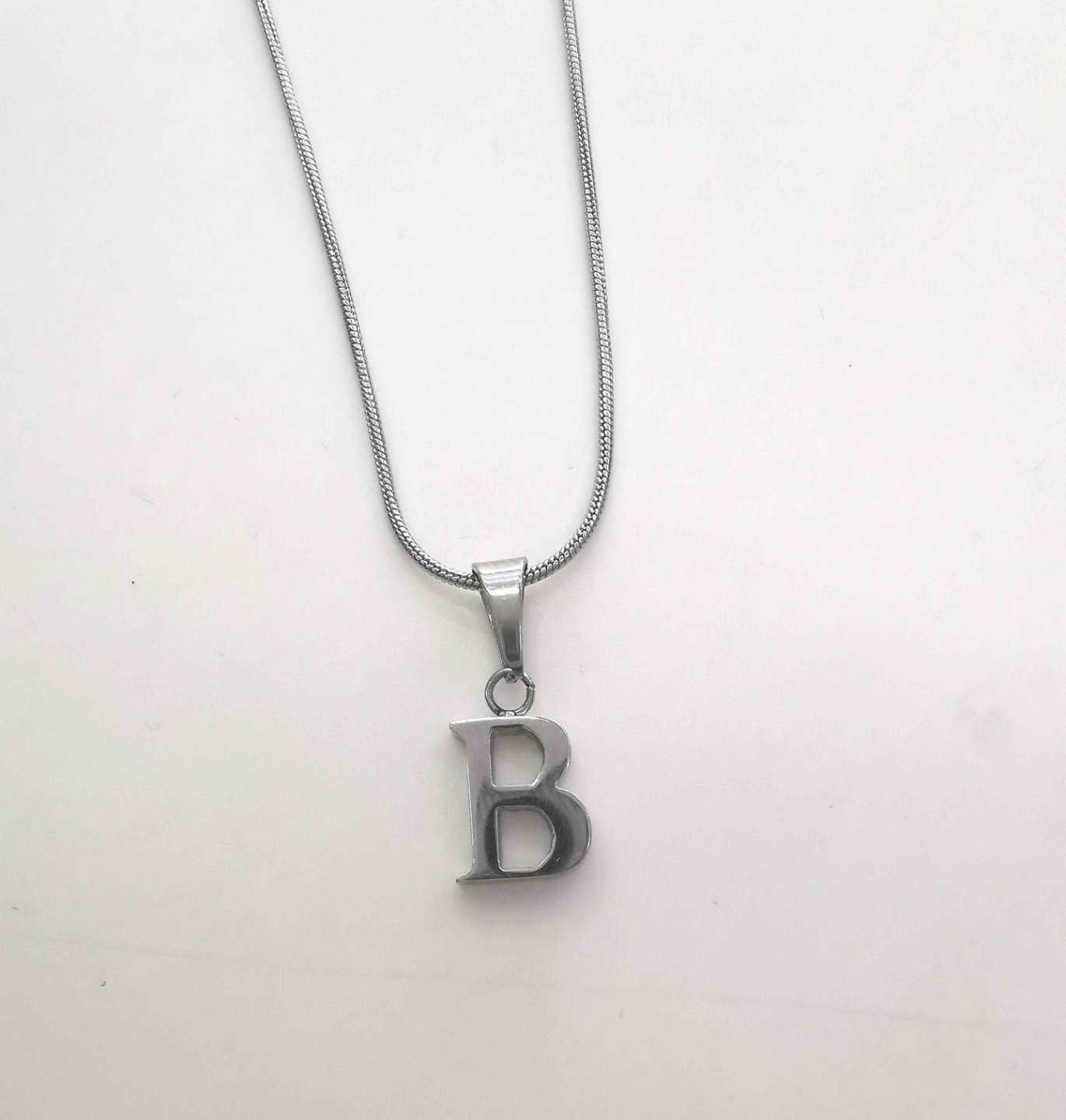 Collar Plateado Letra B