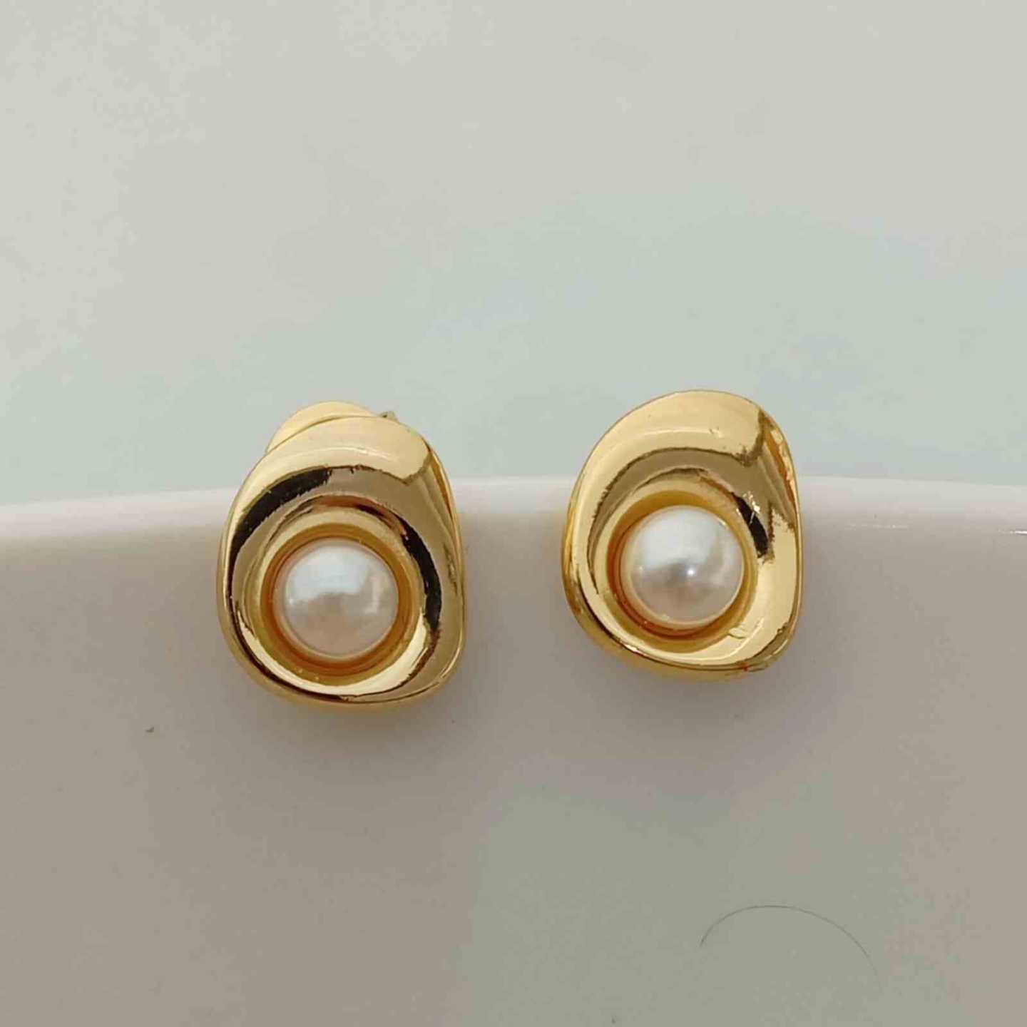 Aro de Acero Quirúrgico Dorado Cordo Perla Sobre Cuadrada Irrgular