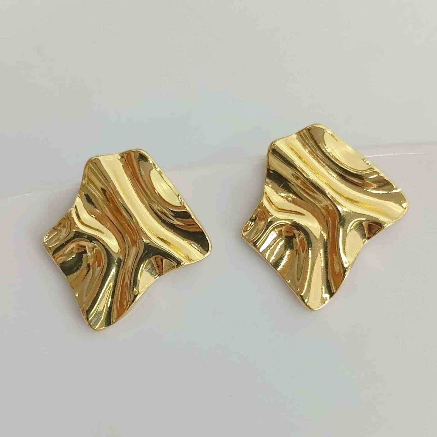 Aro de Acero Dorado Diamante Irrcular Curvo Pequeño 25X20mm 