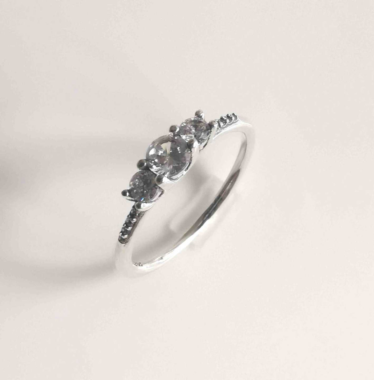 Anillo Solitario Plata 925 Triple Circón Central Garras Semi-Eternity Pavé Lateral Elegante Lujo
