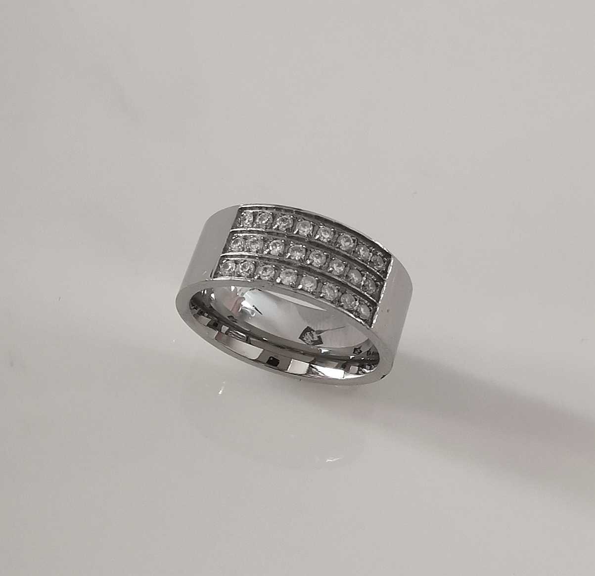 Anillo Plateado 4 corrida media circon