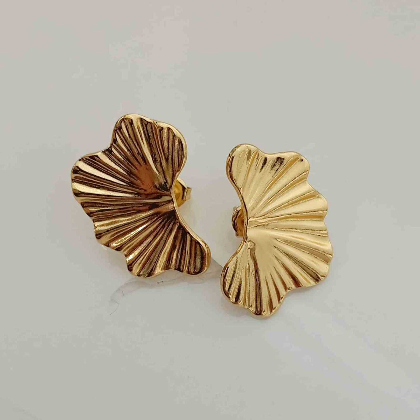 Aro de Acero Quirúrgico Dorado Medio Flor