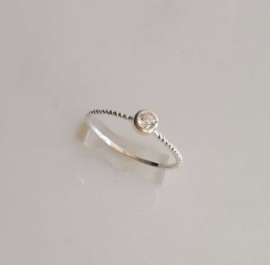 Anillo Solitario Plata 925 Circón Central Banda Trenzada Torsade Fina Romántico Delicado Artesanal