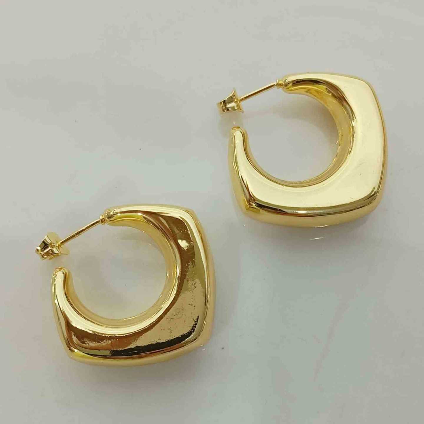 Aro Bañado en Oro 18k o en Plata Cubo Curadrado Liso