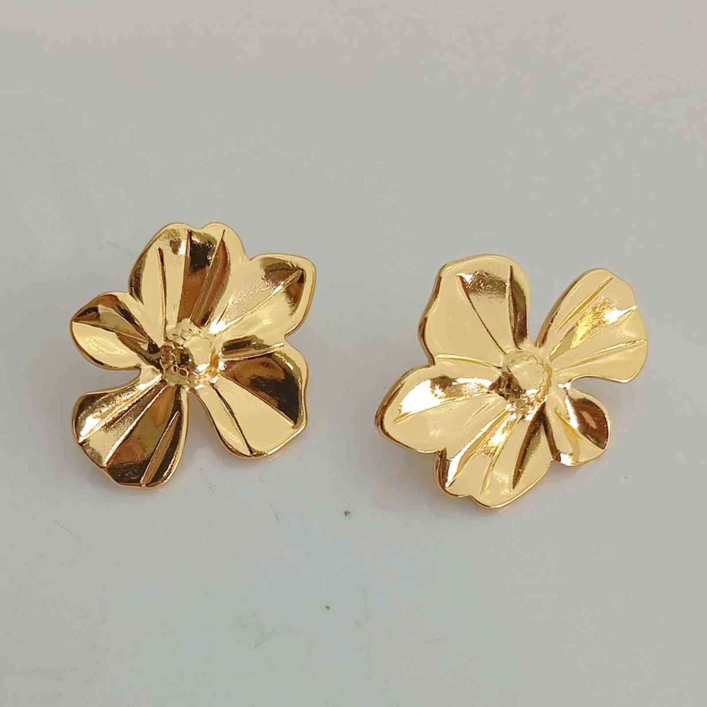 Aro de Acero Quirugico Dorado Flor Medio 