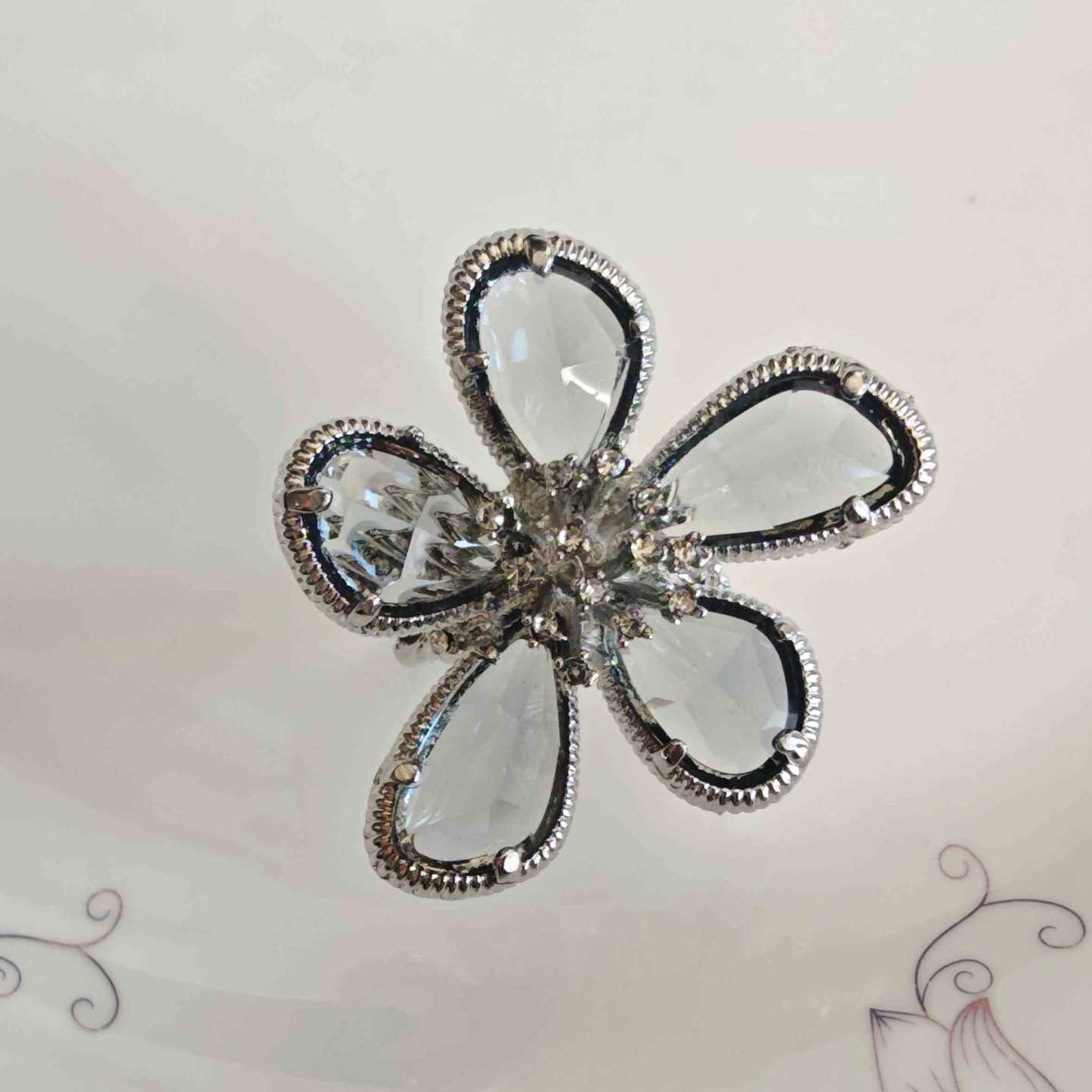 Anillo Fantacia Bañado en Plata Flor Cristal Gris Grande Ajustable
