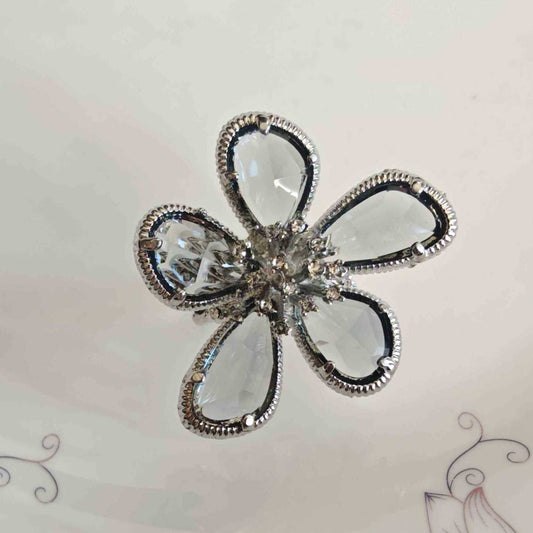 Anillo Fantacia Bañado en Plata Flor Cristal Gris Grande Ajustable
