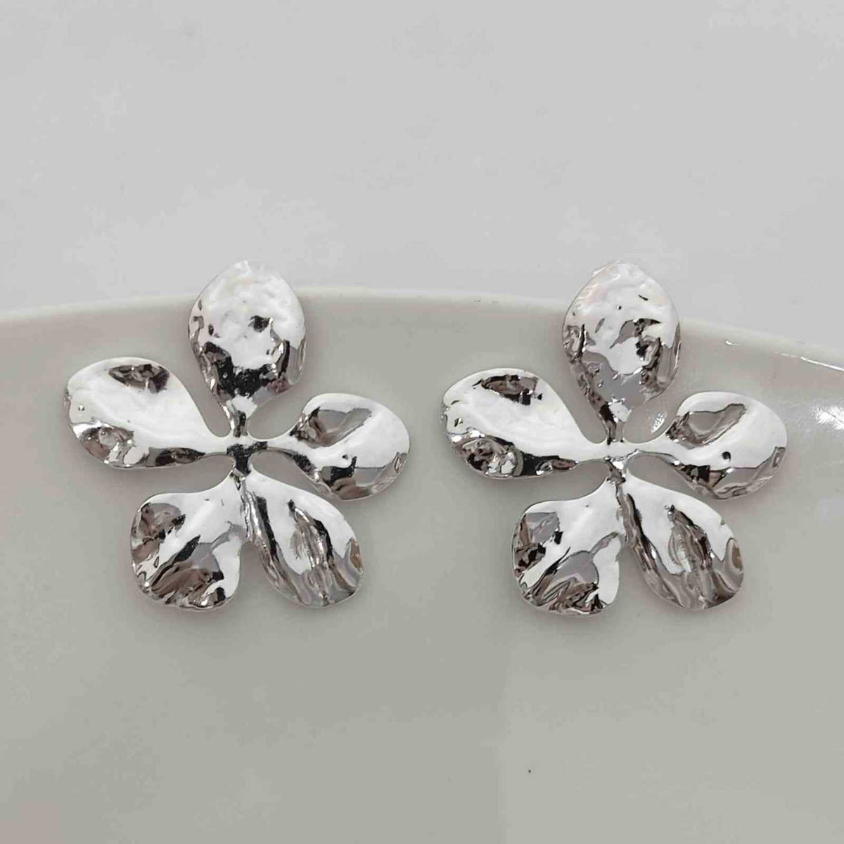 Aros Tope Flor Grande Plateada Espejo Acero Inoxidable Pétalos Martillados Volumétricos Statement Tendencia