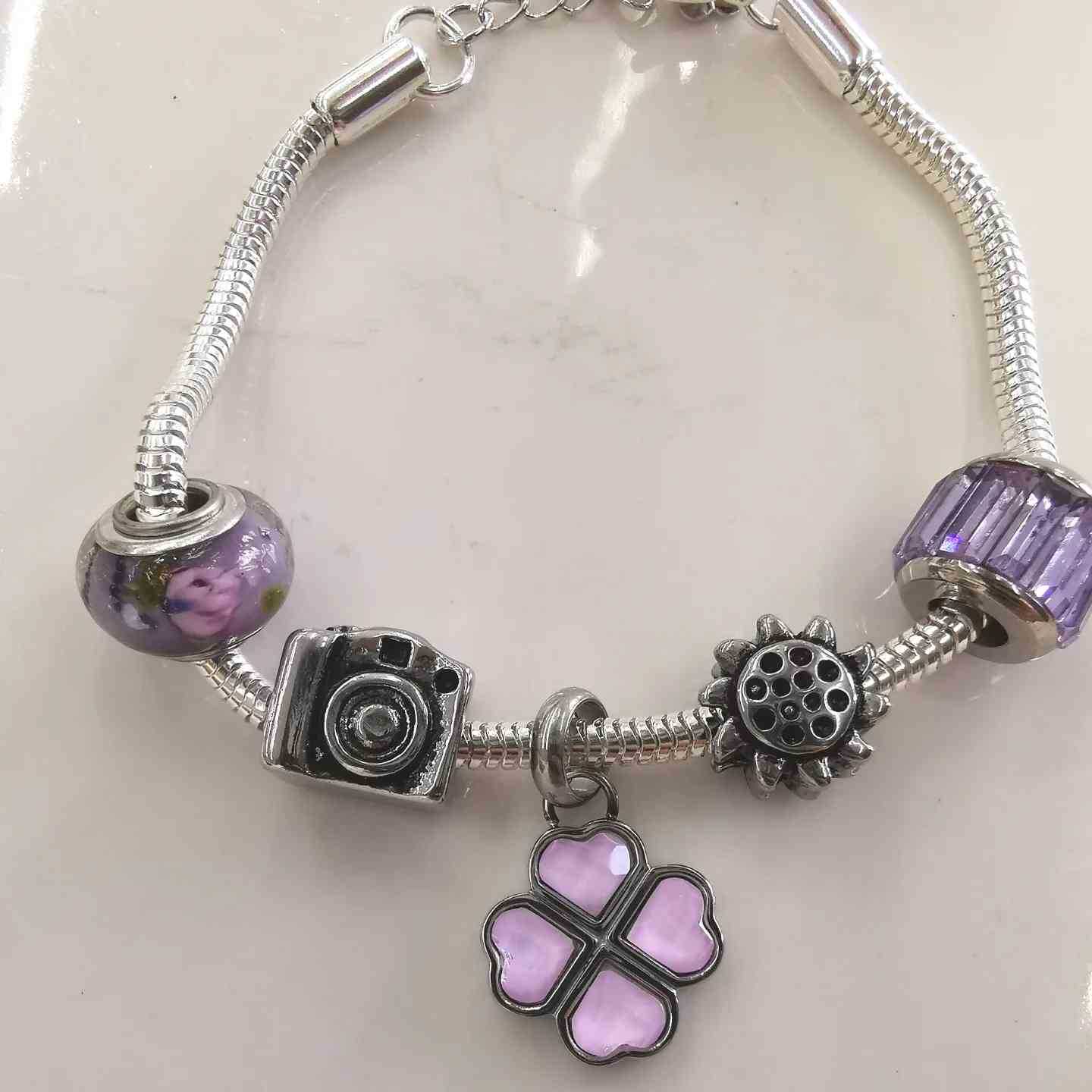 Pulsera Plateada Con 5 Chiches
