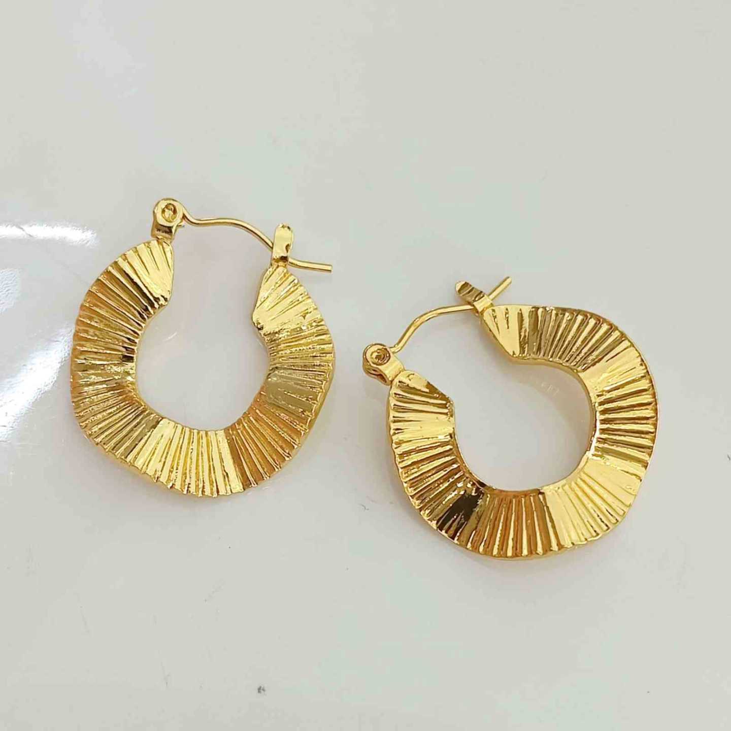  Aro de Acero Dorado Argolla Curvo Rayas 23mm 