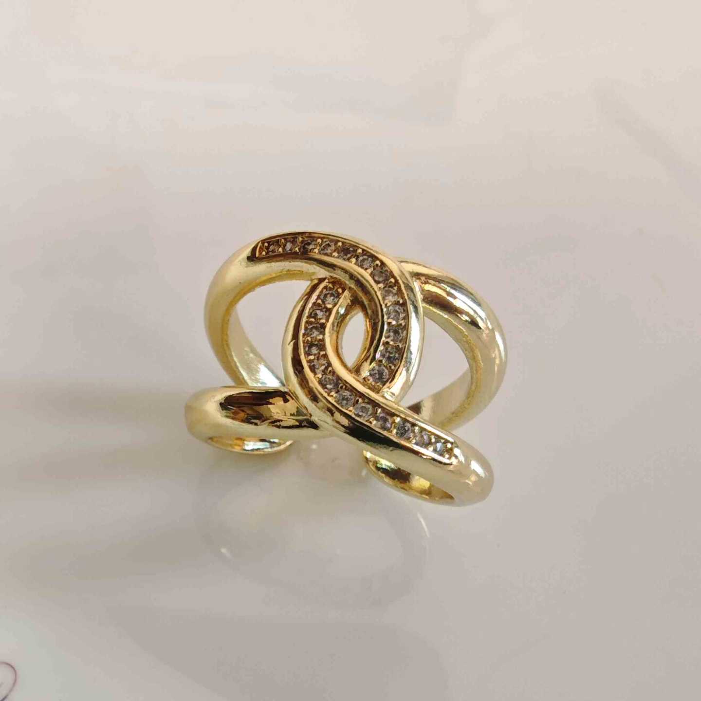 Anillo Bañado Oro Cruzado en U Linea Ajustable