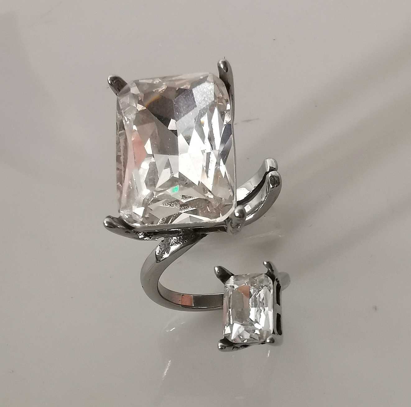 Anillo Acero inoxidable Plateado 1 Circon Grande 1 Circon Chico Rectanculo Blanco