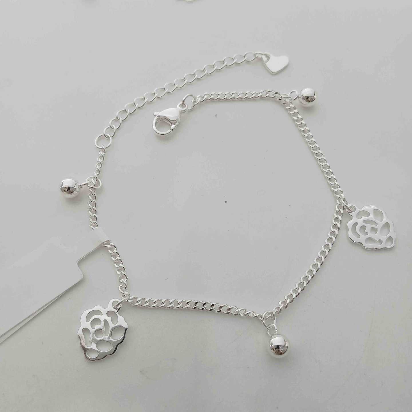 Pulsera Plateado Colgante 3 Pelotitas y 2 Flores