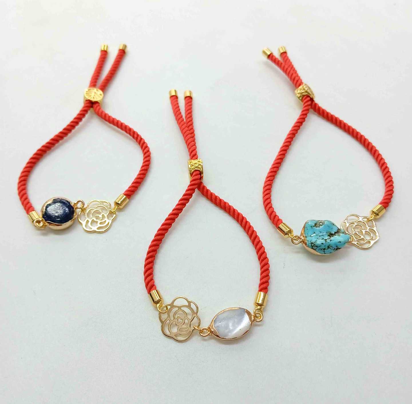 Pulsera Hilo Rojo Ajustable Piedra y Flor Bañado en Oro