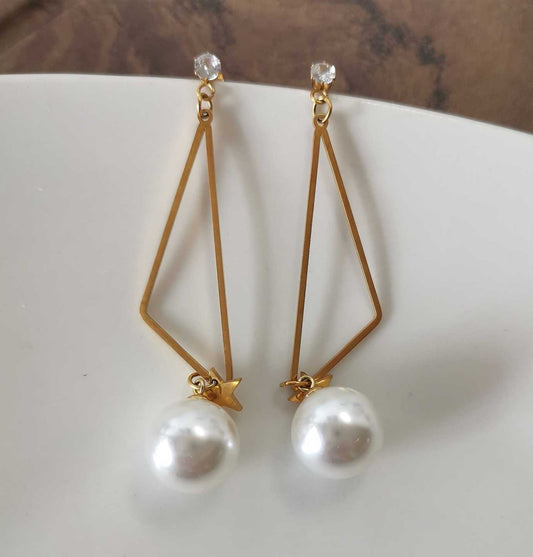 Aro Dorado Triangular Colg. Estrella y Perla