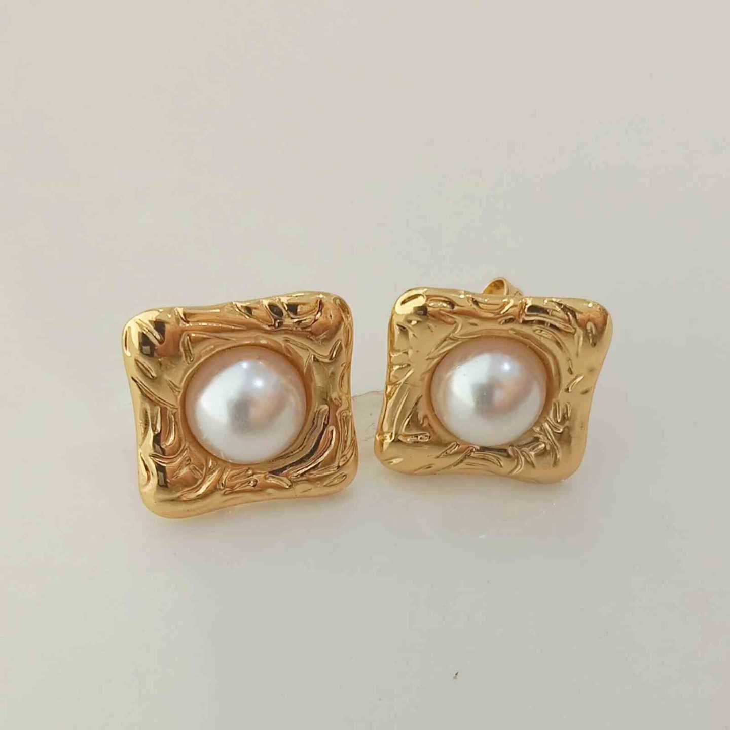 Aro de Acero QuirúrgicoDorado Cordo Perla Sobre Cuadrada