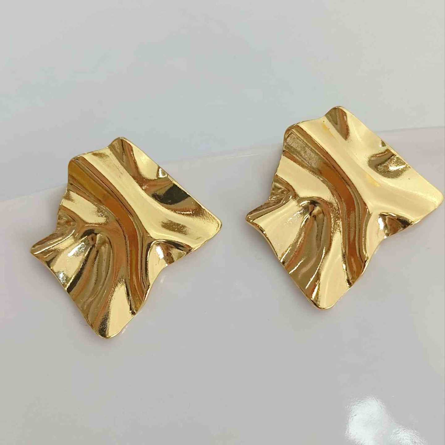 Aro de Acero Dorado Diamante Irrcular Curvo 35X30mm 