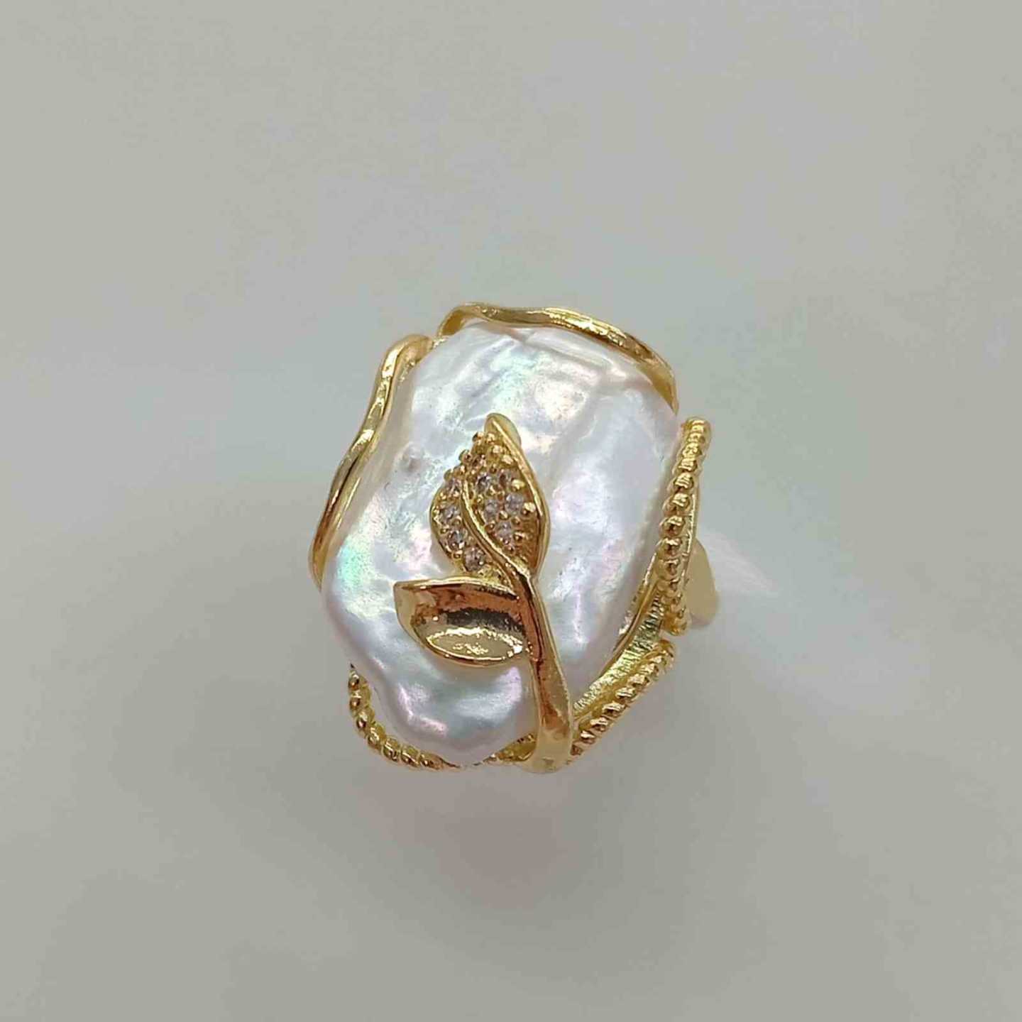 Anillo Cóctel Bañado en Oro 18k Perla de Río Barroca con Hoja de Circones