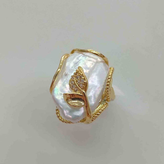 Anillo Cóctel Bañado en Oro 18k Perla de Río Barroca con Hoja de Circones