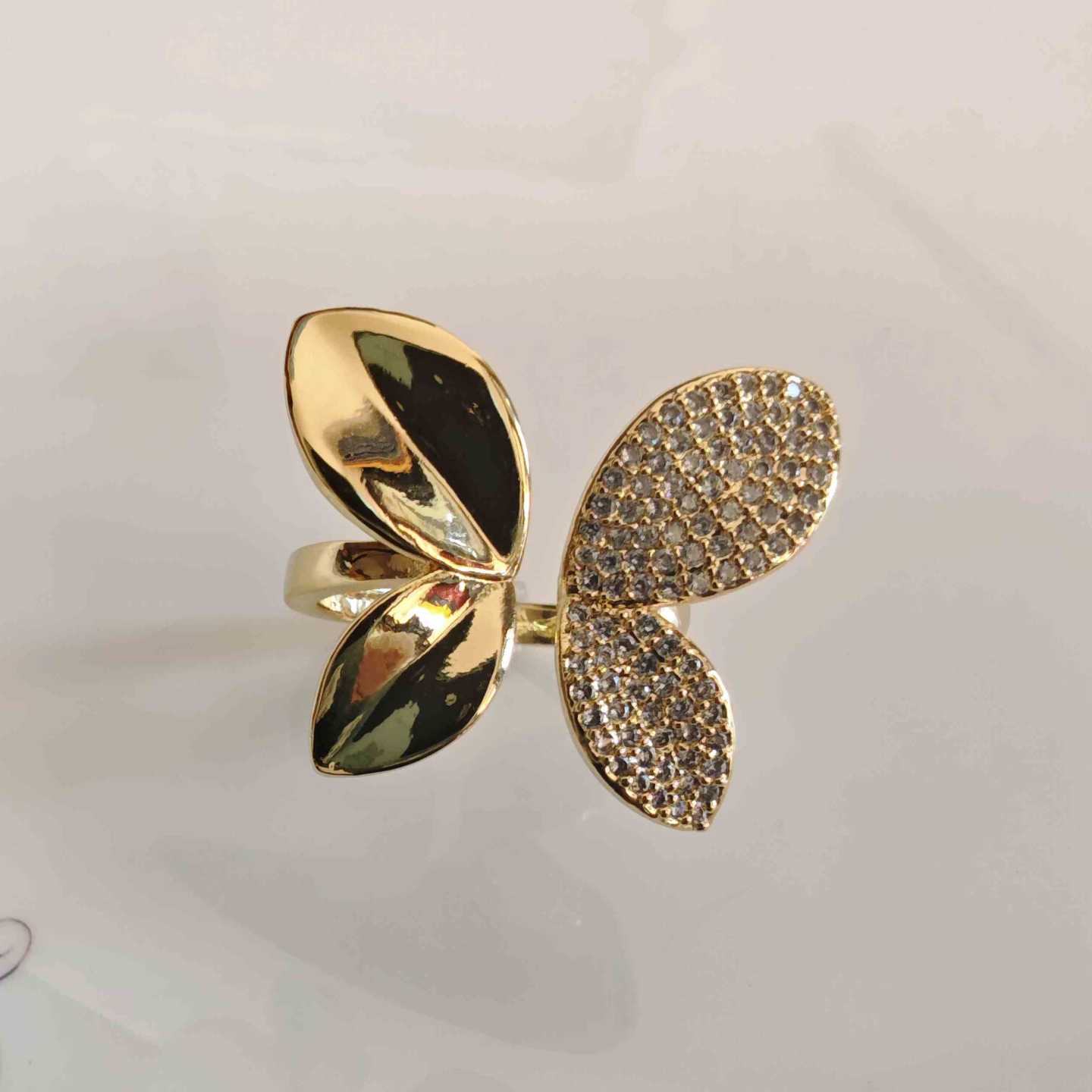 Anillo Mariposa Bañado en Oro 18k Alas Pavé de Circones Ajustable
