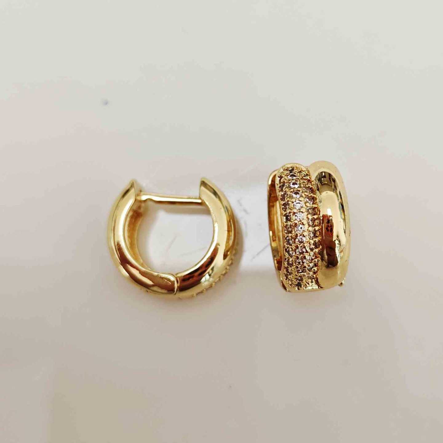 Aro Argolla Chunky Bañada en Oro 18k Triple Banda con Pavé de Circones